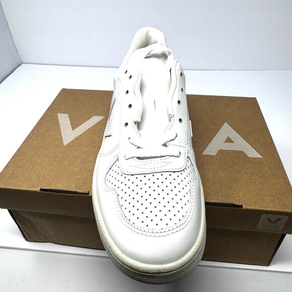 Veja Women's V-10 Sneakers in Extra White US Size 8 UK 39 New in Box - Picture 4 of 6
